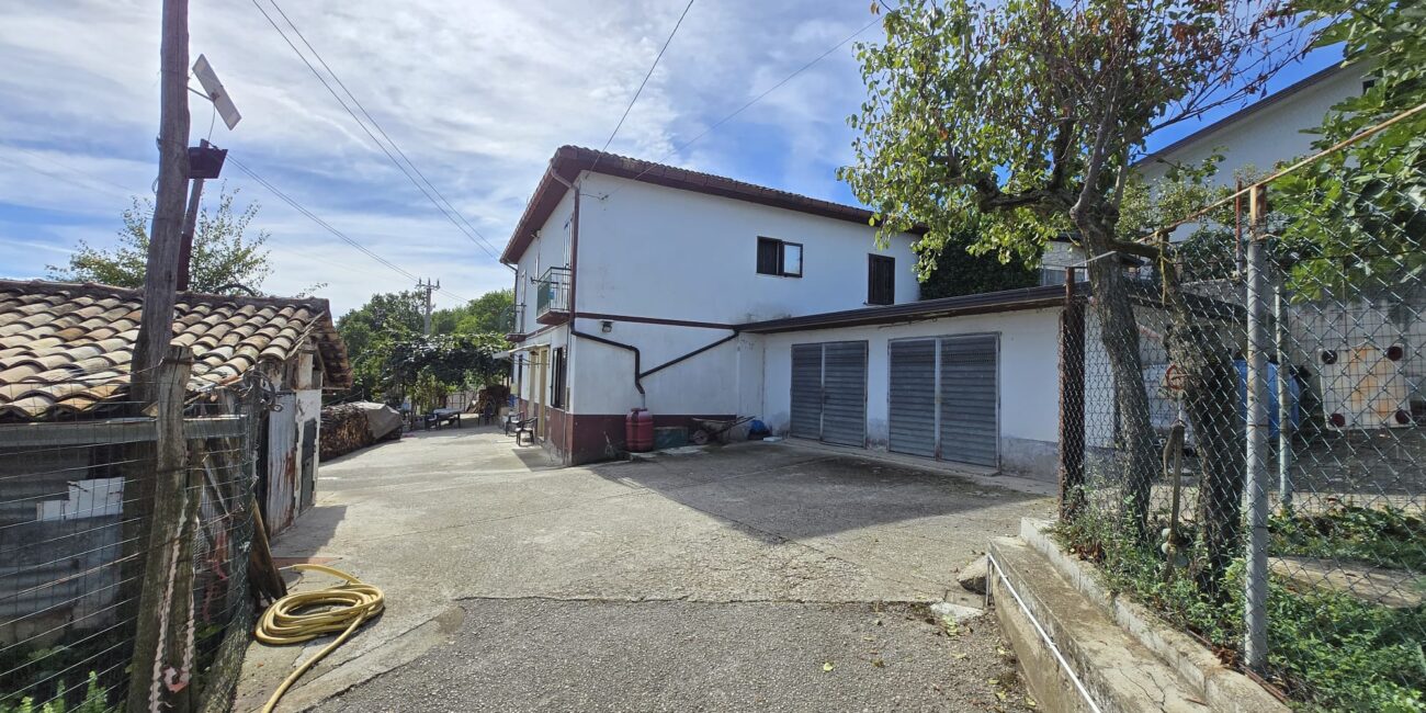 Casa indipendente con giardino e box auto