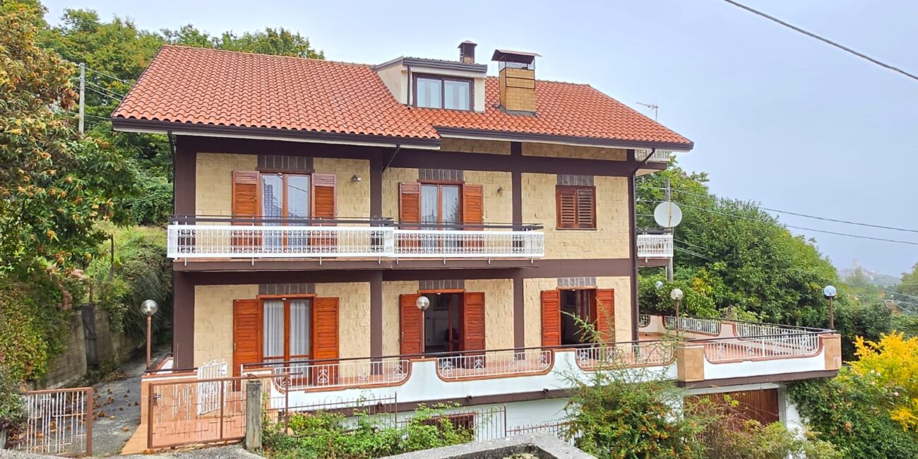 Villa su più livelli con giardino e spazi multifunzionali