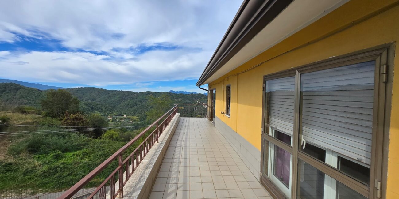 Appartamento con terrazzo e terreno di circa 1500 mq