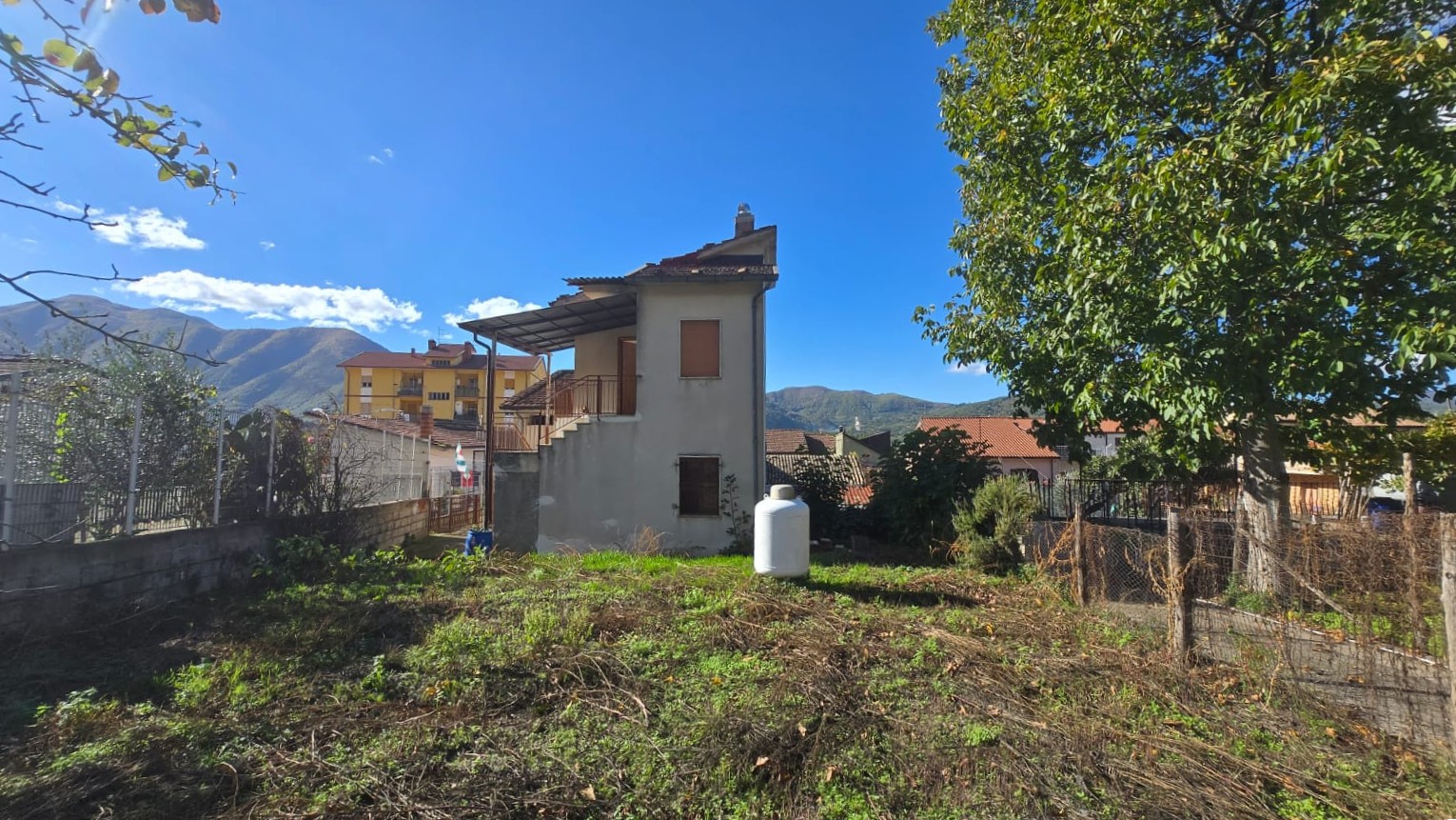 semindipendente con giardino privato e box auto